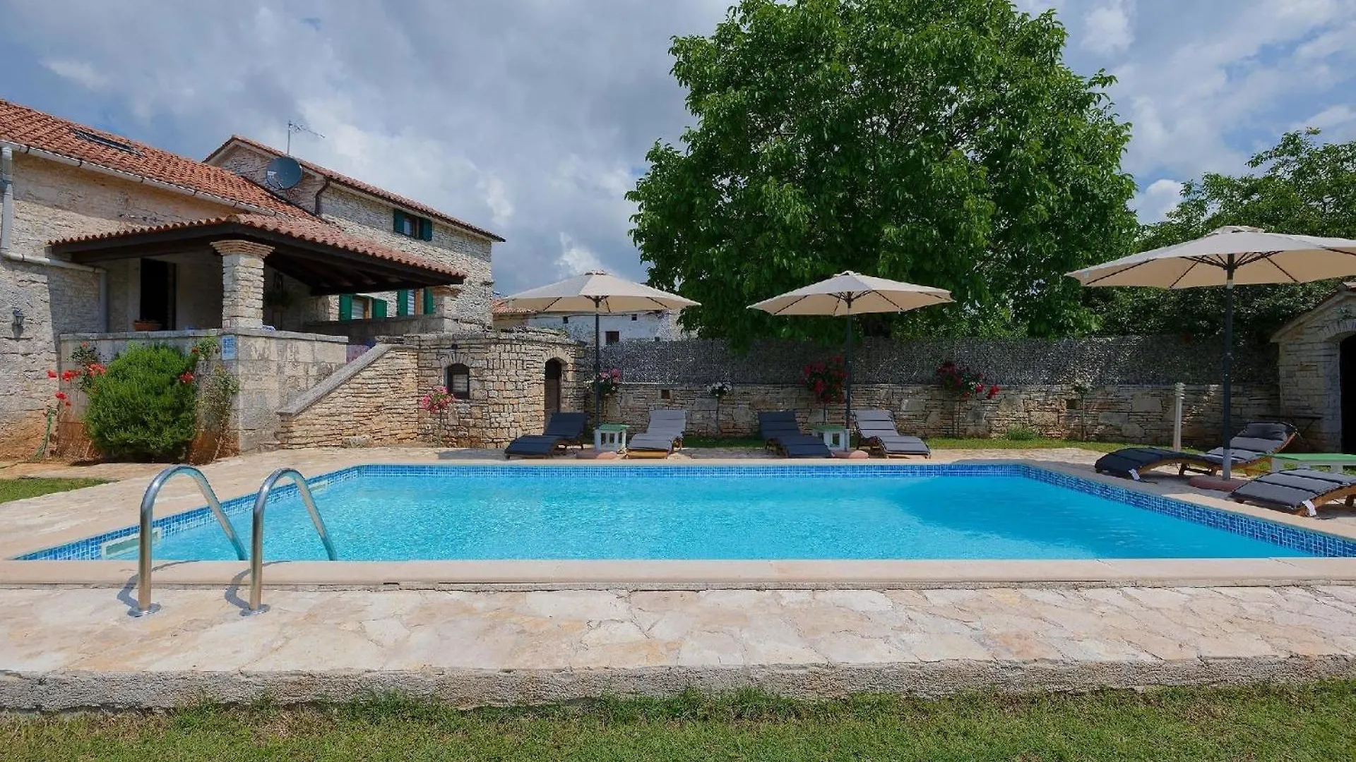 Ferienhaus Mit Privatpool Fuer 8 Personen Ca 250 Qm In Klarici, Istrien Binnenland Von Istrien Butkovići 0*,  Chorvatsko